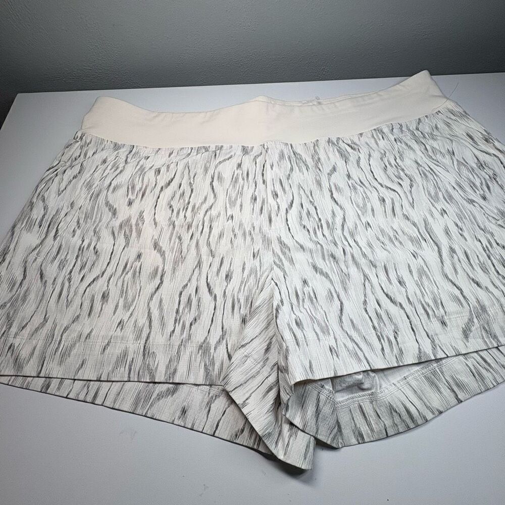 Athleta size 22 Trekkie North short Texture Magnolia Grey/White - Picture 2 of 8